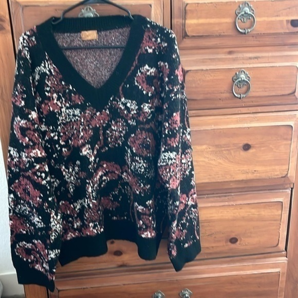 NWOT POL Women’s Black And Maroon V-Neck Sweater Size Large - Picture 1 of 7